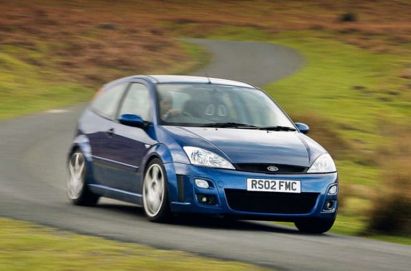 Оригиналният Focus RS беше удивително добър синтез на  практичност,  мощност и невероятно управление. Толкова бърз, колкото и някои специално създадени суперколи. Може би най-изгодният бърз Ford, който можете да купите днес.